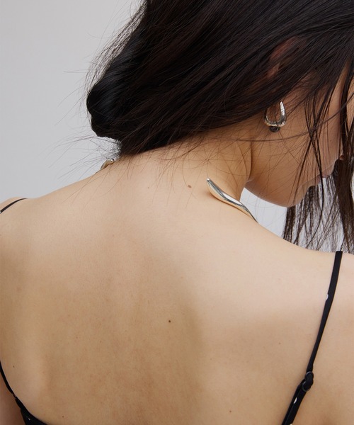 Ameri(アメリ)の「2WAY NUANCE CURVE CHOKER(チョーカー・レディース・ゴールド/シルバー・FREE)」の4枚目の写真