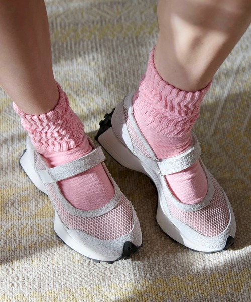 Minnetonka(ミネトンカ)の「MINNETONKA(ミネトンカ) / メリージェーンスニーカー 26M01(スニーカー・レディース・ゴールド/ブラウン/ブラック/アイボリー・10/6/7/8/9)」の3枚目の写真