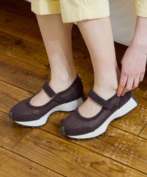 Minnetonka(ミネトンカ)の「MINNETONKA(ミネトンカ) / メリージェーンスニーカー 26M01(スニーカー・レディース・ゴールド/ブラウン/ブラック/アイボリー・10/6/7/8/9)」の2枚目の写真