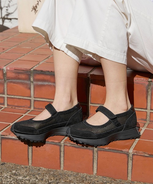 Minnetonka(ミネトンカ)の「MINNETONKA(ミネトンカ) / メリージェーンスニーカー 26M01(スニーカー・レディース・ゴールド/ブラウン/ブラック/アイボリー・10/6/7/8/9)」の1枚目の写真