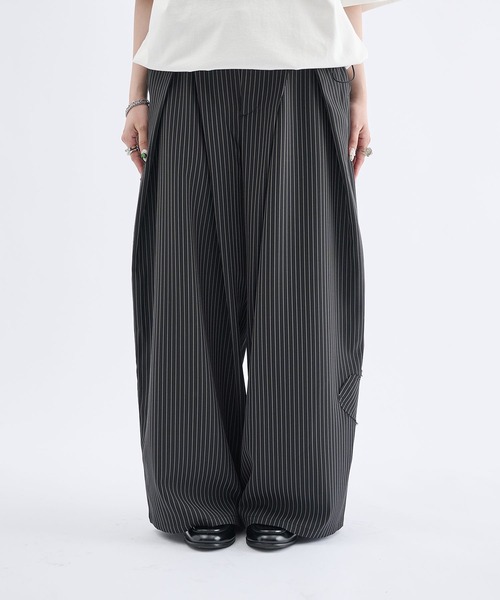 Remember.（リメンバー）の「ストライプワイドバルーンシルエットスラックス / Stripe Wide Balloon Silhouette Slacks（スラックス・メンズ・ブラック/グレー・MEDIUM/LARGE）」の2枚目の写真