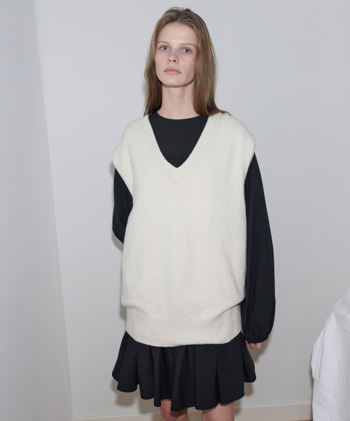 LEVAR(レバー)の「Boucle Knit Vest - Milk Cream(ニット/セーター・レディース・その他・FREE)」の1枚目の写真