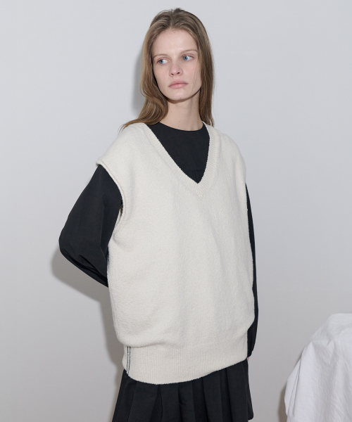 LEVAR(レバー)の「Boucle Knit Vest - Milk Cream(ニット/セーター・レディース・その他・FREE)」の2枚目の写真