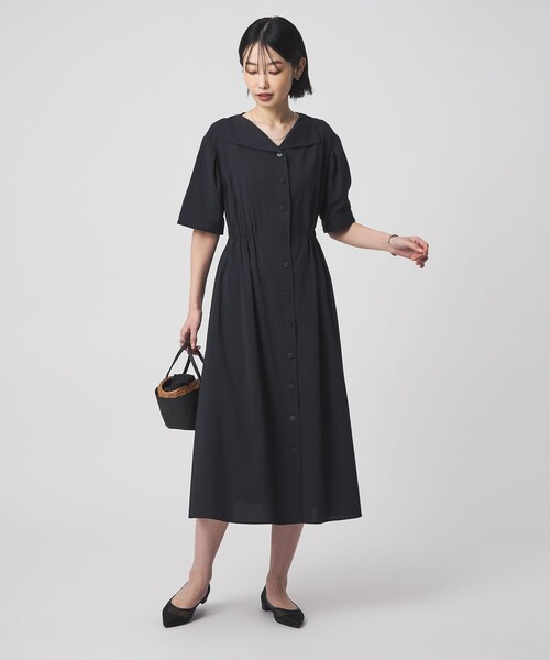 green label relaxing(グリーンレーベルリラクシング)の「Vカラー フレア ボタン ワンピース(ワンピース・レディース・ダークブラウン/ネイビー・38/36)」の1枚目の写真