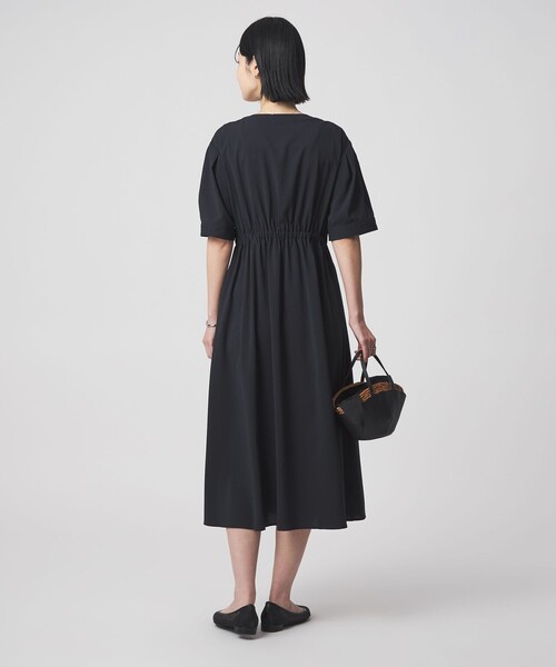 green label relaxing(グリーンレーベルリラクシング)の「Vカラー フレア ボタン ワンピース(ワンピース・レディース・ダークブラウン/ネイビー・38/36)」の6枚目の写真