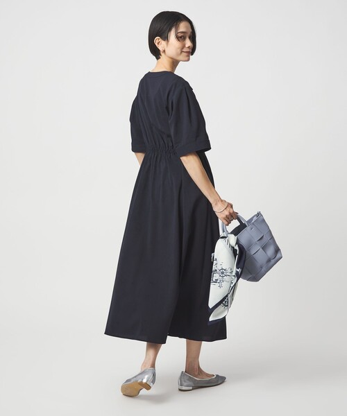 green label relaxing(グリーンレーベルリラクシング)の「Vカラー フレア ボタン ワンピース(ワンピース・レディース・ダークブラウン/ネイビー・38/36)」の10枚目の写真