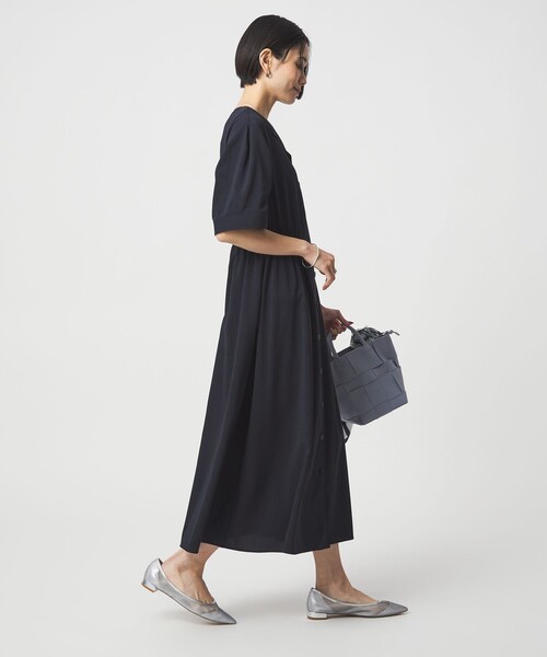 green label relaxing(グリーンレーベルリラクシング)の「Vカラー フレア ボタン ワンピース(ワンピース・レディース・ダークブラウン/ネイビー・38/36)」の11枚目の写真