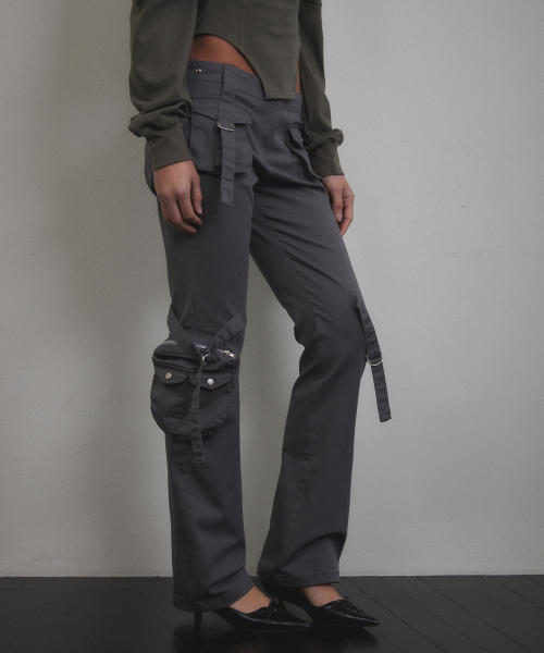 VOONT(ブント)の「Cargo Strap Pocket Pants (CHARCOAL)(その他パンツ・レディース・チャコールグレー・SMALL/MEDIUM)」の6枚目の写真