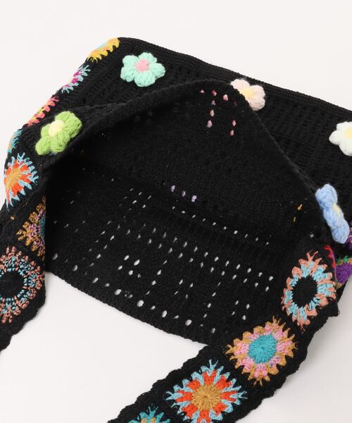 VIBGYOR Women(ヴィブジョー ウィメン)の「【urge select】カラフル フラワー かぎ編み サマーニット ショルダーバッグ【A4サイズ収納可能】(ショルダーバッグ・レディース・ベージュ/ブラック/ホワイト・FREE)」の6枚目の写真