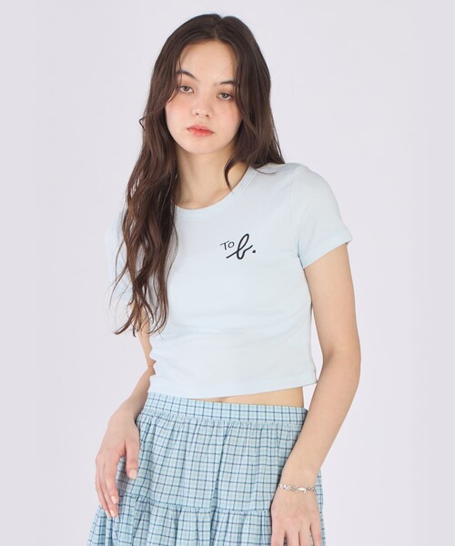 To b. by agnes b.(トゥービーバイアニエスベー)の「"To b."ロゴ コットン 半袖 クロップド Tシャツ(Tシャツ/カットソー・レディース・ブルー系その他・40/38)」の1枚目の写真