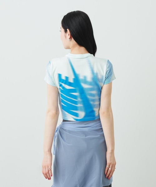 NIKE(ナイキ)の「ナイキ スポーツウェア チル ニット ウィメンズ スリム クロップド Tシャツ / Nike Sportswear Chill Knit Women's Slim Cropped T-Shirt IR7845-394 Barely Green(Tシャツ/カットソー・レディース・ライトグリーン・S/L/M/XL/XS)」の3枚目の写真