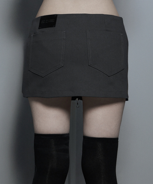 ETRE AU SOMMET(エトレオソメ)の「Front Zip Belt Detail Mini Skirt (Dark Gray)(スカート・レディース・ダークグレー・FREE)」の6枚目の写真