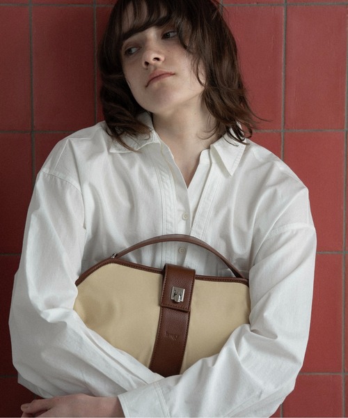 lawgy(ラウジー)の「2way handle tuck nylon bag / 2wayハンドルタックナイロンバッグ(ハンドバッグ・レディース・ブラウン/クリーム・FREE)」の2枚目の写真