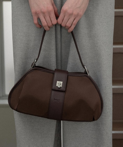 lawgy(ラウジー)の「2way handle tuck nylon bag / 2wayハンドルタックナイロンバッグ(ハンドバッグ・レディース・ブラウン/クリーム・FREE)」の4枚目の写真