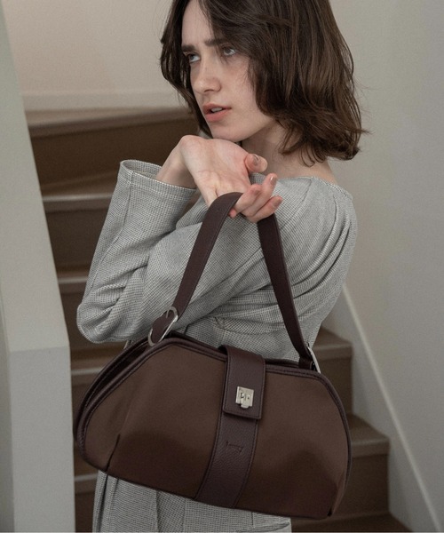 lawgy(ラウジー)の「2way handle tuck nylon bag / 2wayハンドルタックナイロンバッグ(ハンドバッグ・レディース・ブラウン/クリーム・FREE)」の7枚目の写真