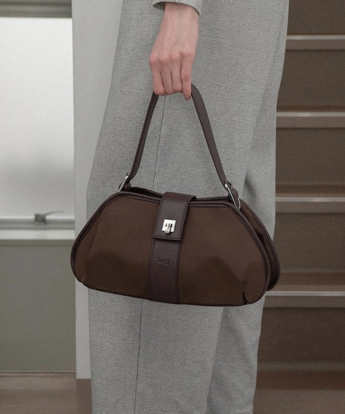lawgy(ラウジー)の「2way handle tuck nylon bag / 2wayハンドルタックナイロンバッグ(ハンドバッグ・レディース・ブラウン/クリーム・FREE)」の5枚目の写真