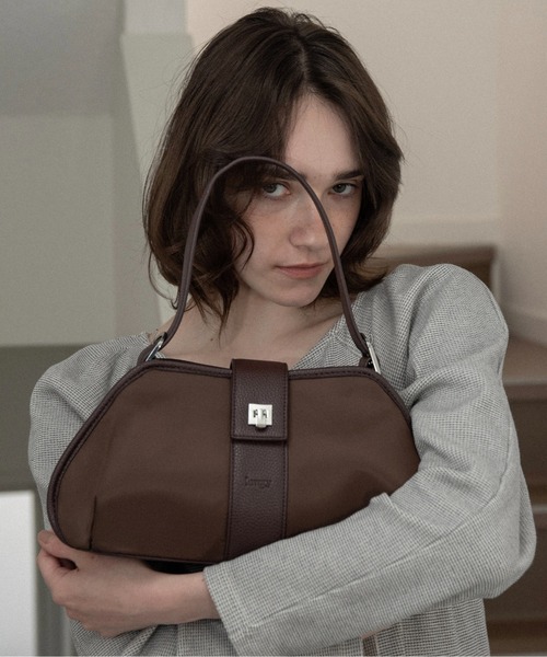 lawgy(ラウジー)の「2way handle tuck nylon bag / 2wayハンドルタックナイロンバッグ(ハンドバッグ・レディース・ブラウン/クリーム・FREE)」の6枚目の写真