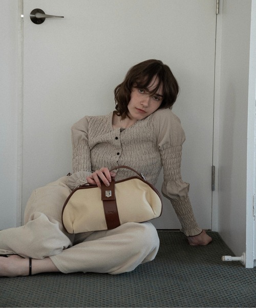 lawgy(ラウジー)の「2way handle tuck nylon bag / 2wayハンドルタックナイロンバッグ(ハンドバッグ・レディース・ブラウン/クリーム・FREE)」の15枚目の写真