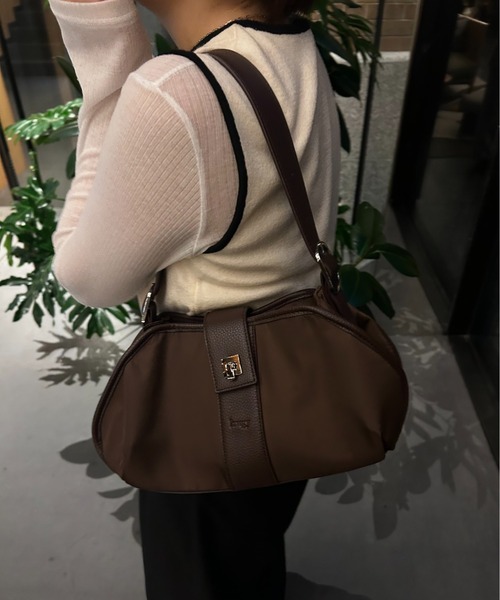 lawgy(ラウジー)の「2way handle tuck nylon bag / 2wayハンドルタックナイロンバッグ(ハンドバッグ・レディース・ブラウン/クリーム・FREE)」の21枚目の写真