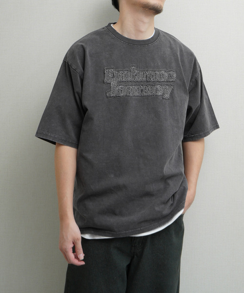 ZIP FIVE(ジップファイブ)の「綿100% 天竺 スノーウォッシュ・ピグメント加工 パッチ使い 半袖Tシャツ(Tシャツ/カットソー・メンズ・グレー/ブラック・MEDIUM/X-LARGE/LARGE)」の2枚目の写真