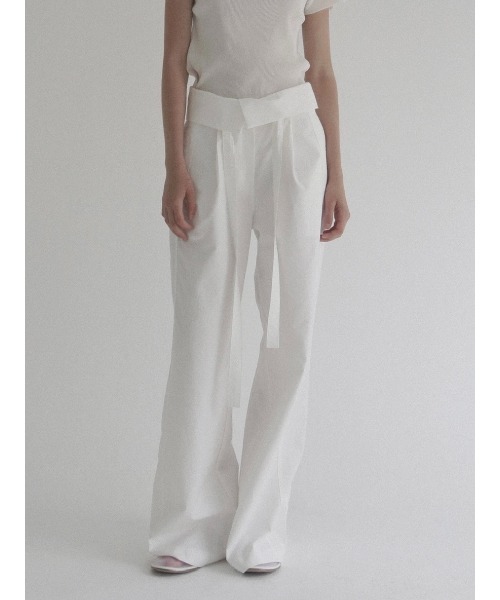 NOWNS(ナウンス)の「Claire | Belt pants(スラックス・レディース・アイボリー/ブラック・FREE)」の2枚目の写真