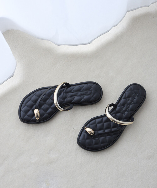 ATELIER BRUGGE(アトリエブルージュ)の「ATELIER BRUGGE/アトリエブルージュ メタルパーツ キルティング フラット トングサンダル / 2.5cmソール (22.5cm~24.5cmサイズ展開)(サンダル・レディース・キャメル/ブラック・SMALL/MEDIUM/LARGE)」の1枚目の写真