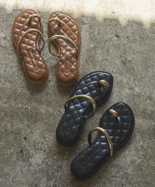 ATELIER BRUGGE(アトリエブルージュ)の「ATELIER BRUGGE/アトリエブルージュ メタルパーツ キルティング フラット トングサンダル / 2.5cmソール (22.5cm~24.5cmサイズ展開)(サンダル・レディース・キャメル/ブラック・SMALL/MEDIUM/LARGE)」の3枚目の写真