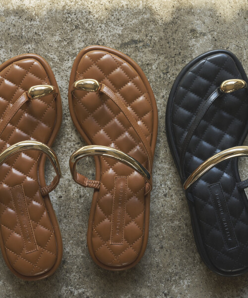 ATELIER BRUGGE(アトリエブルージュ)の「ATELIER BRUGGE/アトリエブルージュ メタルパーツ キルティング フラット トングサンダル / 2.5cmソール (22.5cm~24.5cmサイズ展開)(サンダル・レディース・キャメル/ブラック・SMALL/MEDIUM/LARGE)」の4枚目の写真