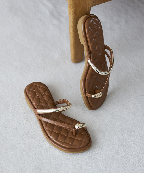 ATELIER BRUGGE(アトリエブルージュ)の「ATELIER BRUGGE/アトリエブルージュ メタルパーツ キルティング フラット トングサンダル / 2.5cmソール (22.5cm~24.5cmサイズ展開)(サンダル・レディース・キャメル/ブラック・SMALL/MEDIUM/LARGE)」の8枚目の写真
