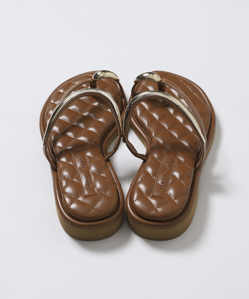 ATELIER BRUGGE(アトリエブルージュ)の「ATELIER BRUGGE/アトリエブルージュ メタルパーツ キルティング フラット トングサンダル / 2.5cmソール (22.5cm~24.5cmサイズ展開)(サンダル・レディース・キャメル/ブラック・SMALL/MEDIUM/LARGE)」の12枚目の写真