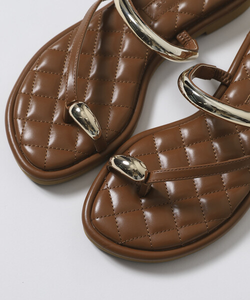 ATELIER BRUGGE(アトリエブルージュ)の「ATELIER BRUGGE/アトリエブルージュ メタルパーツ キルティング フラット トングサンダル / 2.5cmソール (22.5cm~24.5cmサイズ展開)(サンダル・レディース・キャメル/ブラック・SMALL/MEDIUM/LARGE)」の14枚目の写真