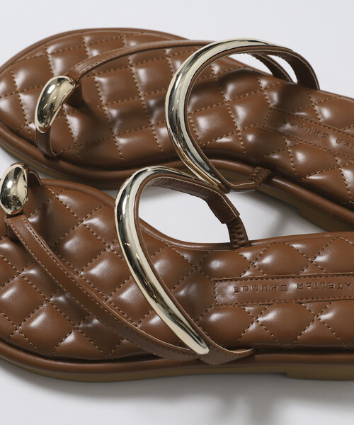 ATELIER BRUGGE(アトリエブルージュ)の「ATELIER BRUGGE/アトリエブルージュ メタルパーツ キルティング フラット トングサンダル / 2.5cmソール (22.5cm~24.5cmサイズ展開)(サンダル・レディース・キャメル/ブラック・SMALL/MEDIUM/LARGE)」の15枚目の写真