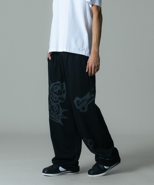 XLARGE(エクストララージ)の「ALLOVER PRINTED SWEAT PANTS(スウェットパンツ・メンズ・ブラック/グレー・S/M/L/XL)」の16枚目の写真
