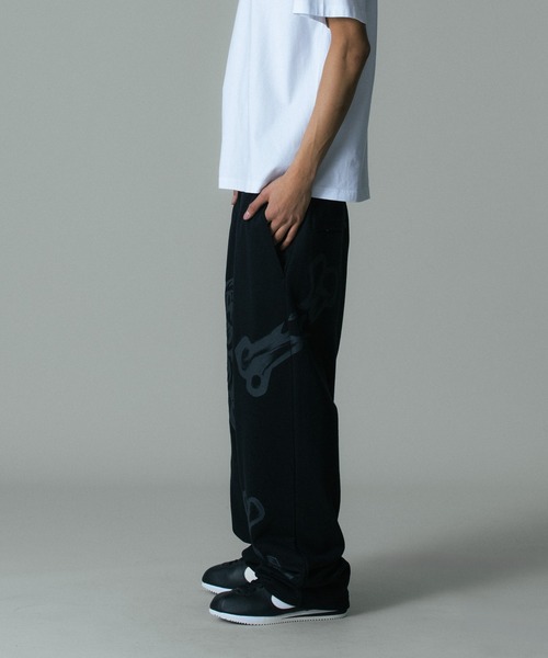 XLARGE(エクストララージ)の「ALLOVER PRINTED SWEAT PANTS(スウェットパンツ・メンズ・ブラック/グレー・S/M/L/XL)」の15枚目の写真