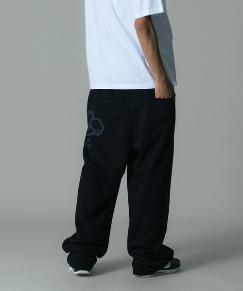 XLARGE(エクストララージ)の「ALLOVER PRINTED SWEAT PANTS(スウェットパンツ・メンズ・ブラック/グレー・S/M/L/XL)」の14枚目の写真