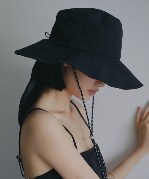 A part by(アパートバイ)の「【UVカット・撥水】ツバヒロハット(ハット・レディース・ブラック/ライトベージュ・FREE)」の1枚目の写真