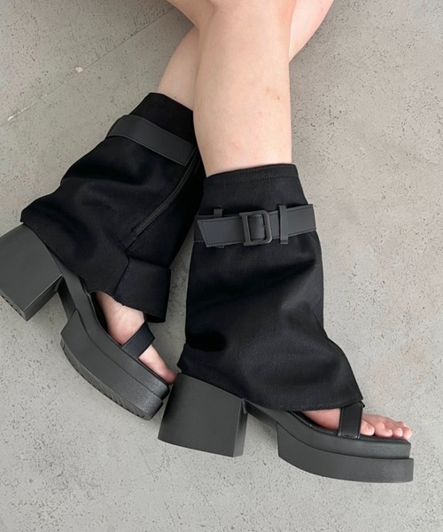 Loueme（ルエム）の「レッグカバー2WAYサンダルブーツ（サンダル・レディース・ベージュ/ブラック・23.5cm/24.5cm）」の2枚目の写真