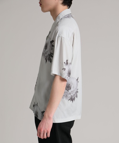 DELUXE(デラックス)の「DELUXE x Kosuke Kawamura Flower Shirts(シャツ/ブラウス・メンズ・ホワイト/ブラック・MEDIUM/SMALL/LARGE)」の3枚目の写真