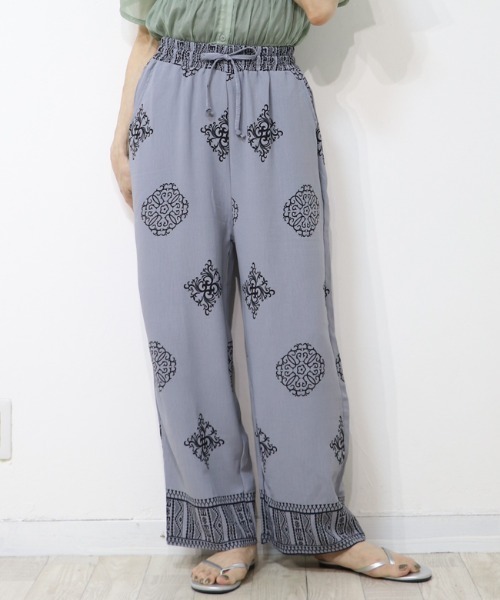 DISKEEN SURE(ディスキーンシュアー)の「さらっと軽やか素材のボヘミアン柄ワイドパンツ(その他パンツ・レディース・ベージュ/ブラック/グレー・FREE)」の5枚目の写真