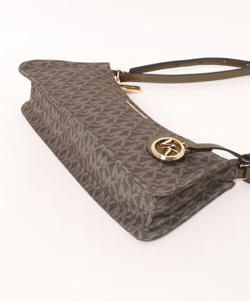 MICHAEL KORS(マイケルコース)の「ZADIE EW トップジップ クロスボディ スモール(ショルダーバッグ・レディース・グリーン系・FREE)」の6枚目の写真