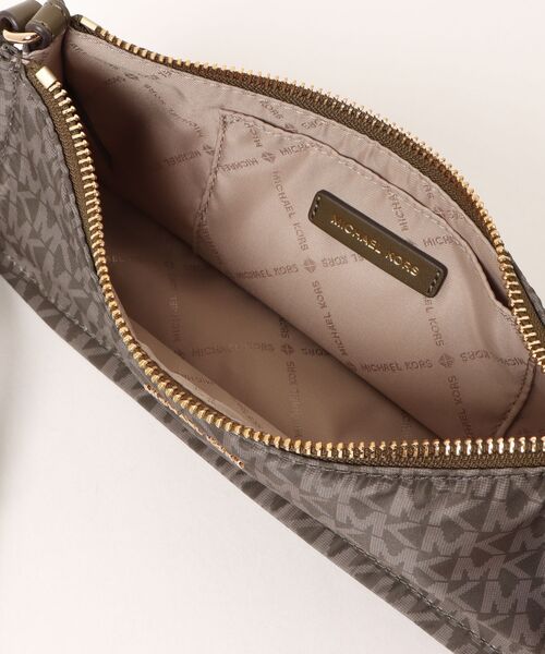 MICHAEL KORS(マイケルコース)の「ZADIE EW トップジップ クロスボディ スモール(ショルダーバッグ・レディース・グリーン系・FREE)」の7枚目の写真