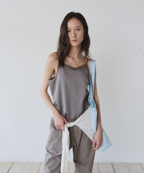 YEARNING(イヤニング)の「LACE SILKY SLEEVELESS, SAND BROWN(Tシャツ/カットソー・レディース・その他・FREE)」の2枚目の写真