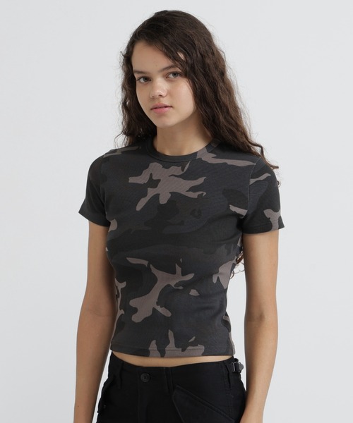 AVIREX（アヴィレックス）の「《WEB限定/DAILY/デイリー/WOMAN》 RIB CAMO S/S CREW NECK T-SHIRT（Tシャツ/カットソー・レディース・グレー系カモフラージュ/グリーン系カモフラージュ・M/S）」の2枚目の写真