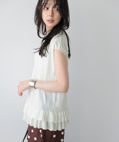 AMELY(エミリー)の「フリルヘム ニットベスト(ベスト・レディース・ホワイト/ブラック/イエロー/ピンク/ベージュ・フリー)」の8枚目の写真