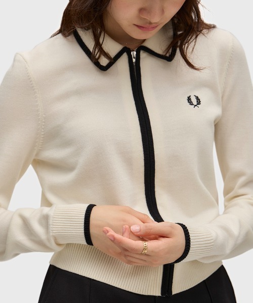 FRED PERRY(フレッドペリー)の「Zip-Through Knitted Shirt/ジップスルーニットシャツ(カーディガン/ボレロ・レディース・ベージュ/ネイビー・10)」の1枚目の写真