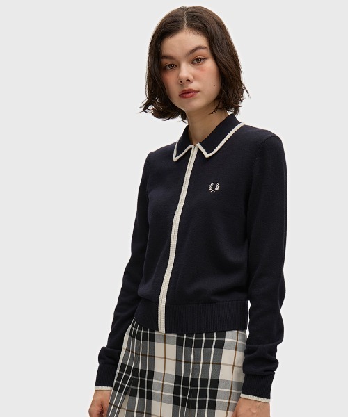 FRED PERRY(フレッドペリー)の「Zip-Through Knitted Shirt/ジップスルーニットシャツ(カーディガン/ボレロ・レディース・ベージュ/ネイビー・10)」の2枚目の写真