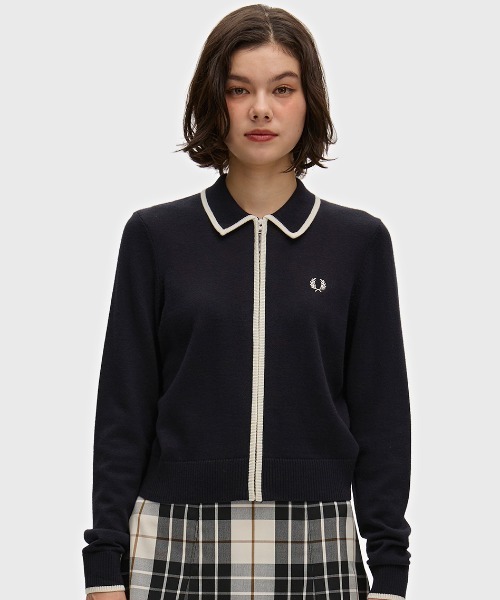 FRED PERRY(フレッドペリー)の「Zip-Through Knitted Shirt/ジップスルーニットシャツ(カーディガン/ボレロ・レディース・ベージュ/ネイビー・10)」の7枚目の写真