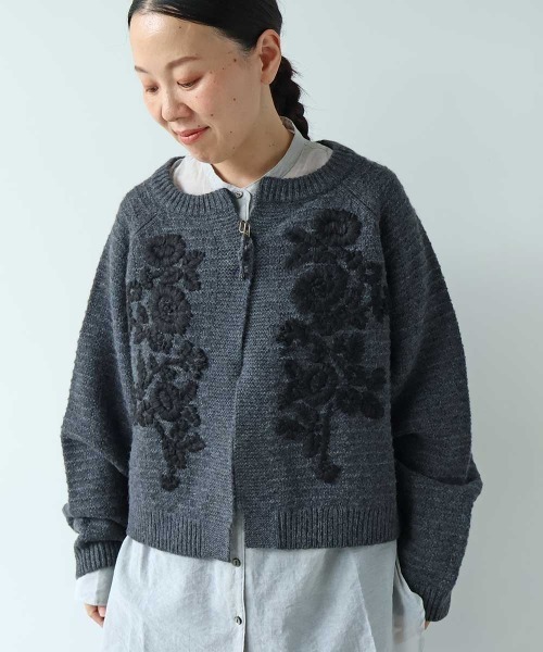 yuni（ユニ　）の「Wool Hand Embroidery cardigan（カーディガン/ボレロ・レディース・オフホワイト/チャコールグレー・FREE）」の2枚目の写真