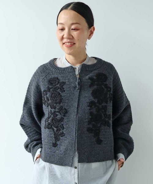 yuni（ユニ　）の「Wool Hand Embroidery cardigan（カーディガン/ボレロ・レディース・オフホワイト/チャコールグレー・FREE）」の5枚目の写真
