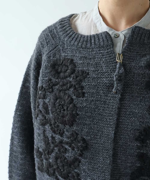 yuni（ユニ　）の「Wool Hand Embroidery cardigan（カーディガン/ボレロ・レディース・オフホワイト/チャコールグレー・FREE）」の9枚目の写真